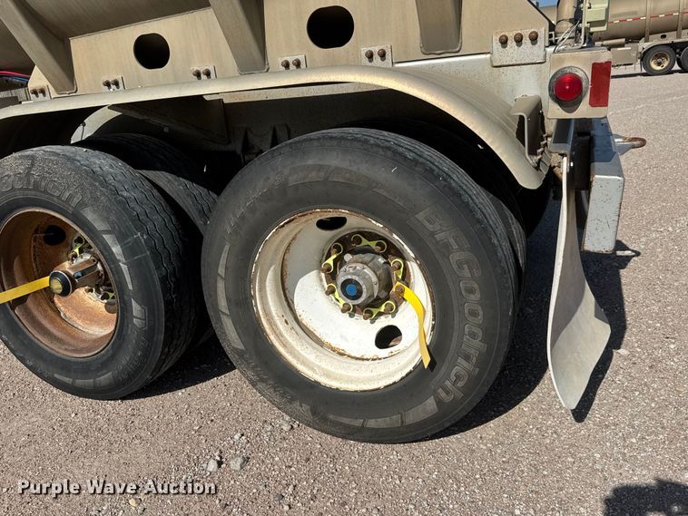 image for item NJ9176 2006 Heil tank trailer