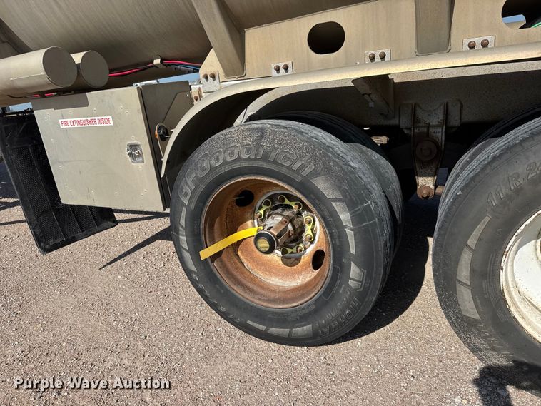 image for item NJ9176 2006 Heil tank trailer