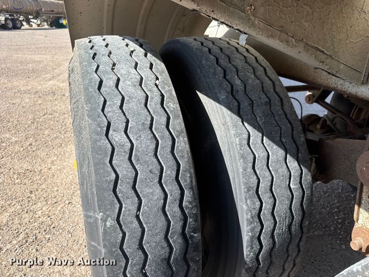 image for item NJ9176 2006 Heil tank trailer