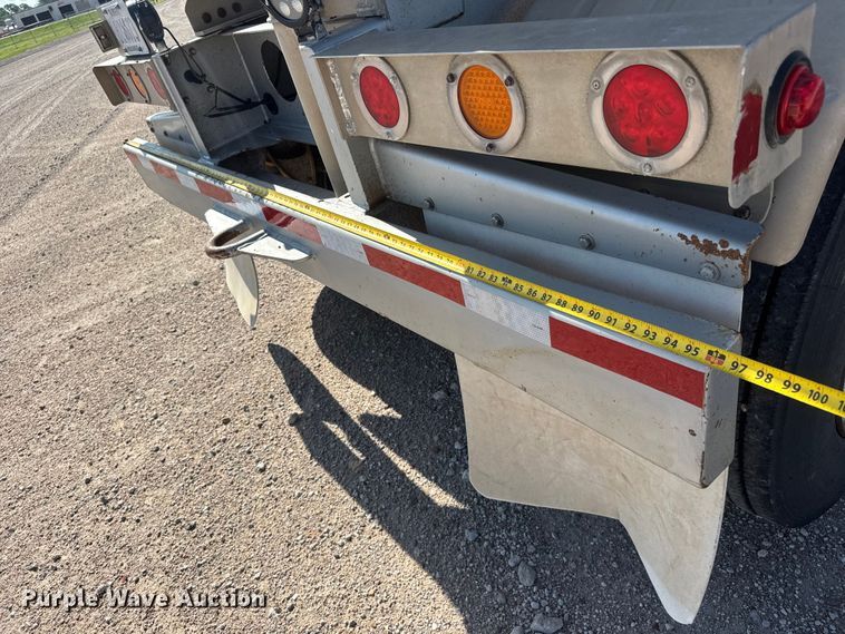 image for item NJ9176 2006 Heil tank trailer
