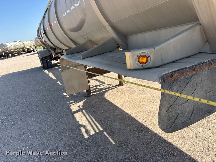 image for item NJ9176 2006 Heil tank trailer