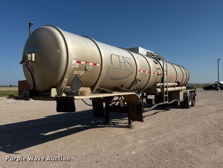 image for item NJ9177 2006 Heil tank trailer