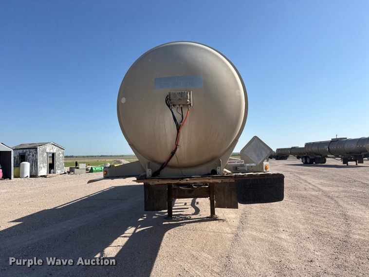 image for item NJ9177 2006 Heil tank trailer