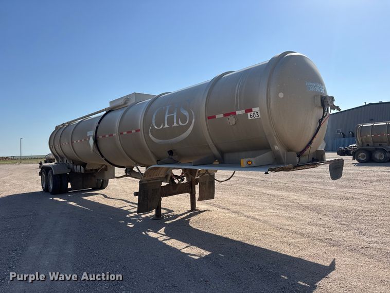 image for item NJ9177 2006 Heil tank trailer