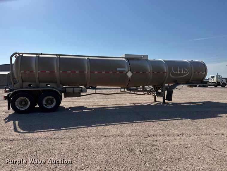 image for item NJ9177 2006 Heil tank trailer
