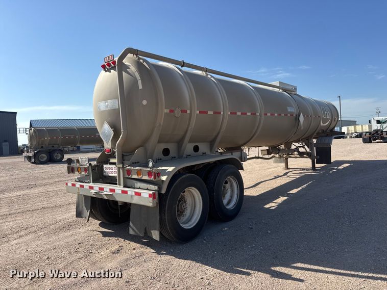 image for item NJ9177 2006 Heil tank trailer
