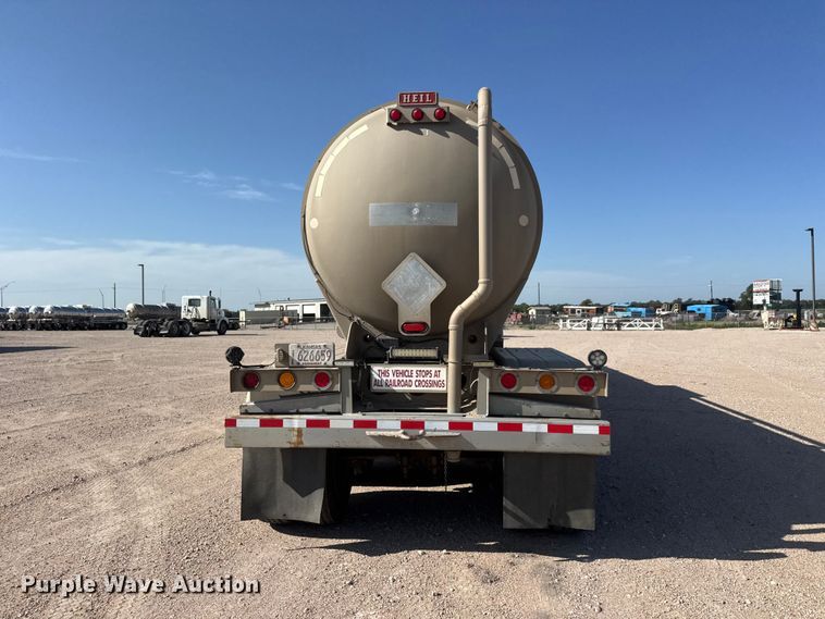 image for item NJ9177 2006 Heil tank trailer