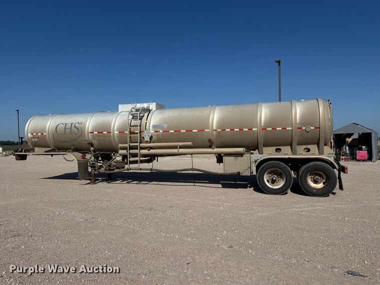 image for item NJ9177 2006 Heil tank trailer