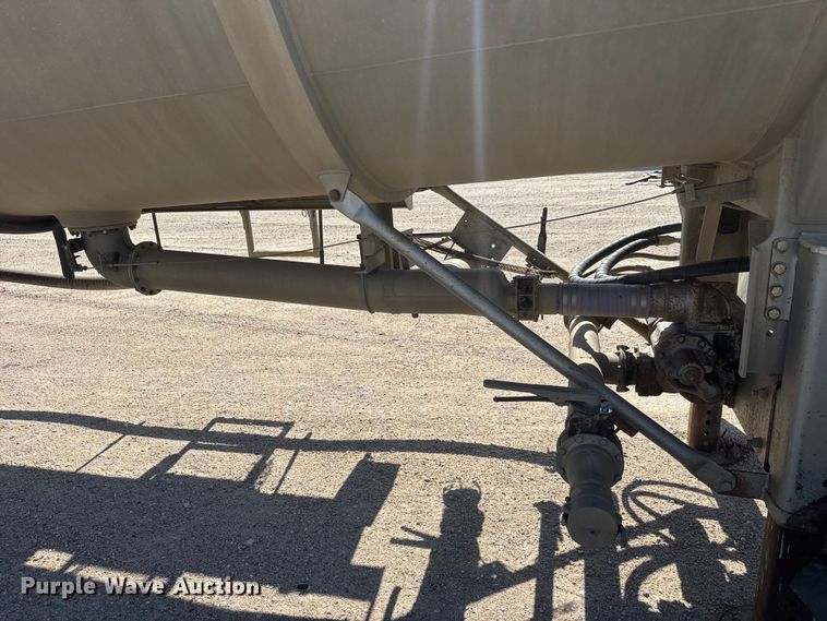 image for item NJ9177 2006 Heil tank trailer