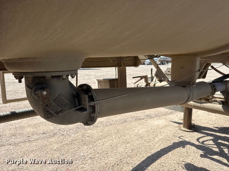 image for item NJ9177 2006 Heil tank trailer