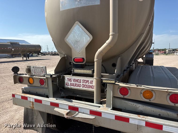 image for item NJ9177 2006 Heil tank trailer