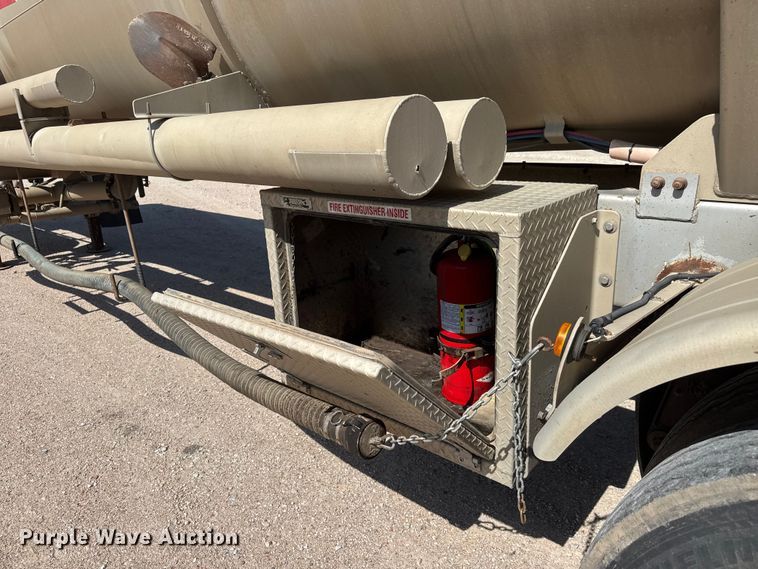 image for item NJ9177 2006 Heil tank trailer