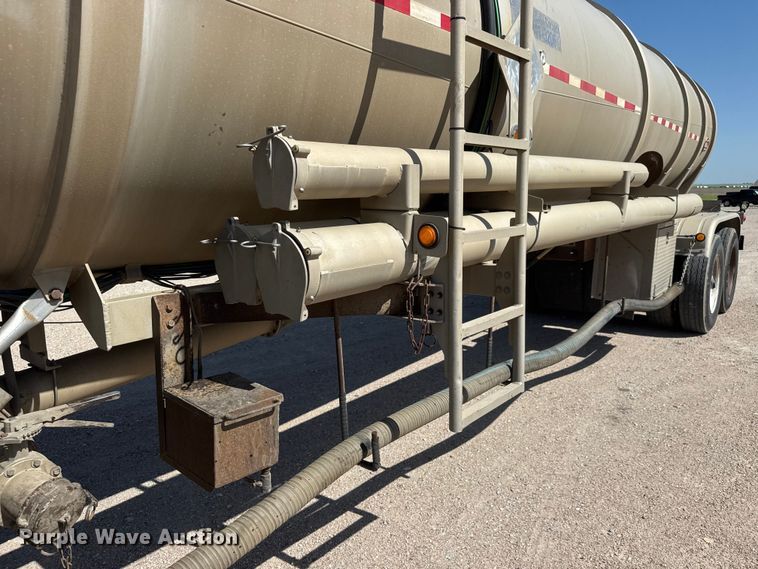 image for item NJ9177 2006 Heil tank trailer