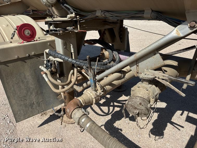 image for item NJ9177 2006 Heil tank trailer