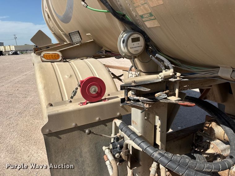 image for item NJ9177 2006 Heil tank trailer
