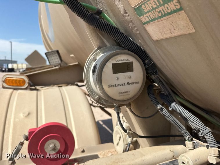 image for item NJ9177 2006 Heil tank trailer