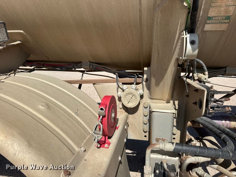 image for item NJ9177 2006 Heil tank trailer