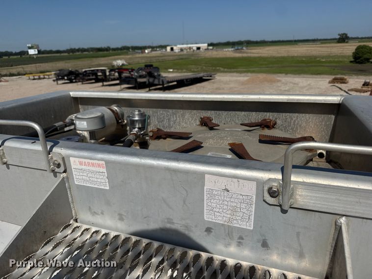 image for item NJ9177 2006 Heil tank trailer