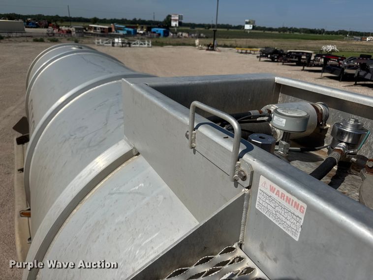 image for item NJ9177 2006 Heil tank trailer