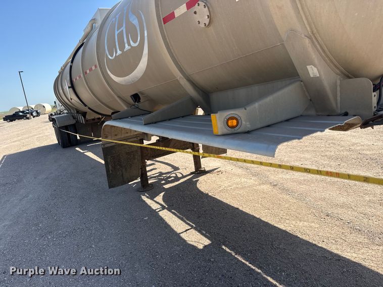 image for item NJ9177 2006 Heil tank trailer