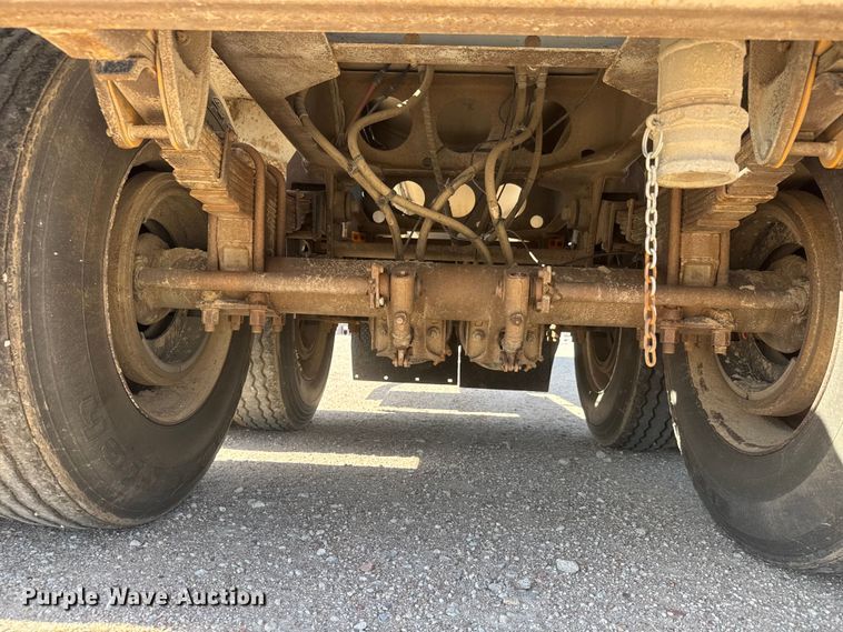 image for item NJ9177 2006 Heil tank trailer