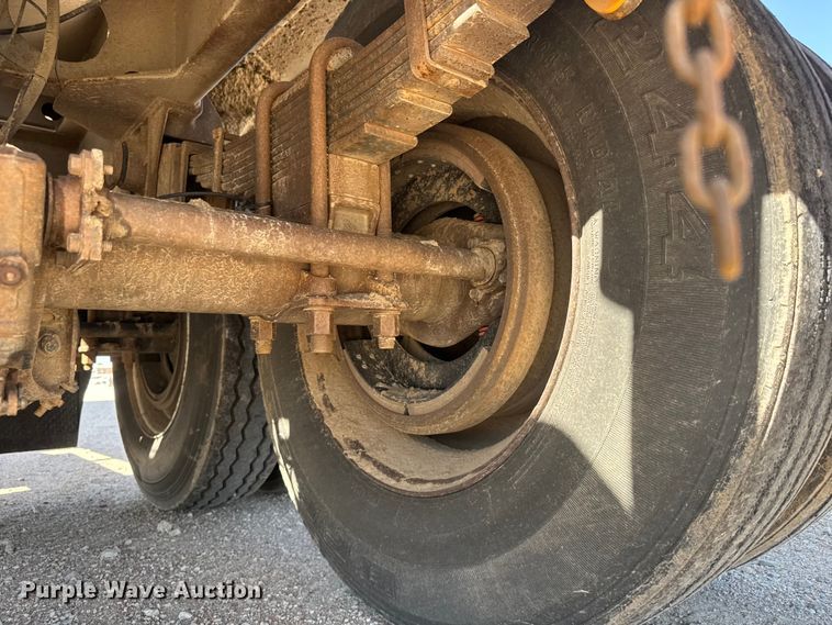 image for item NJ9177 2006 Heil tank trailer