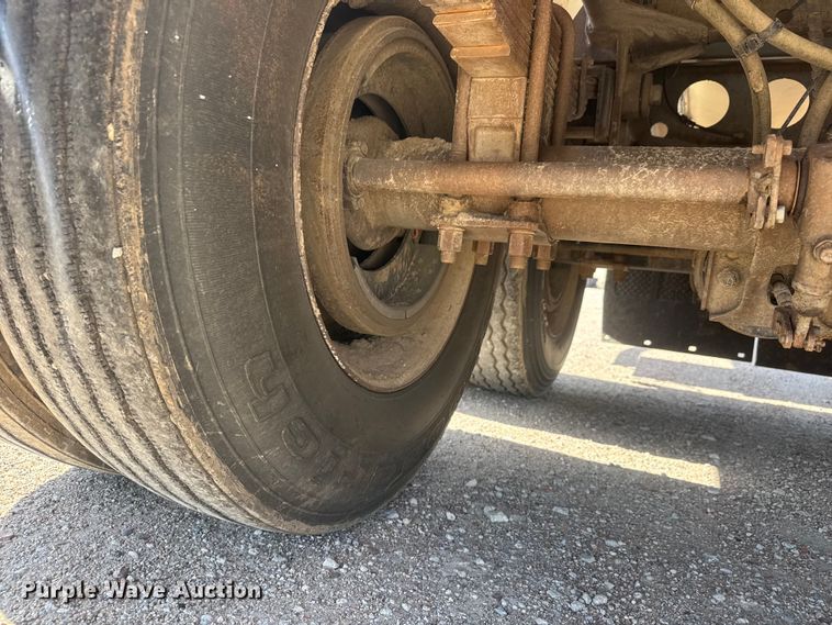 image for item NJ9177 2006 Heil tank trailer