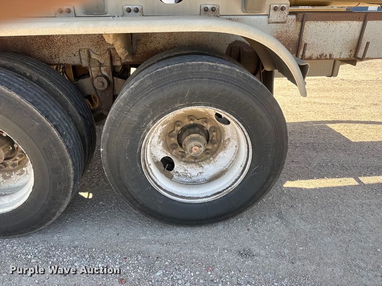 image for item NJ9177 2006 Heil tank trailer