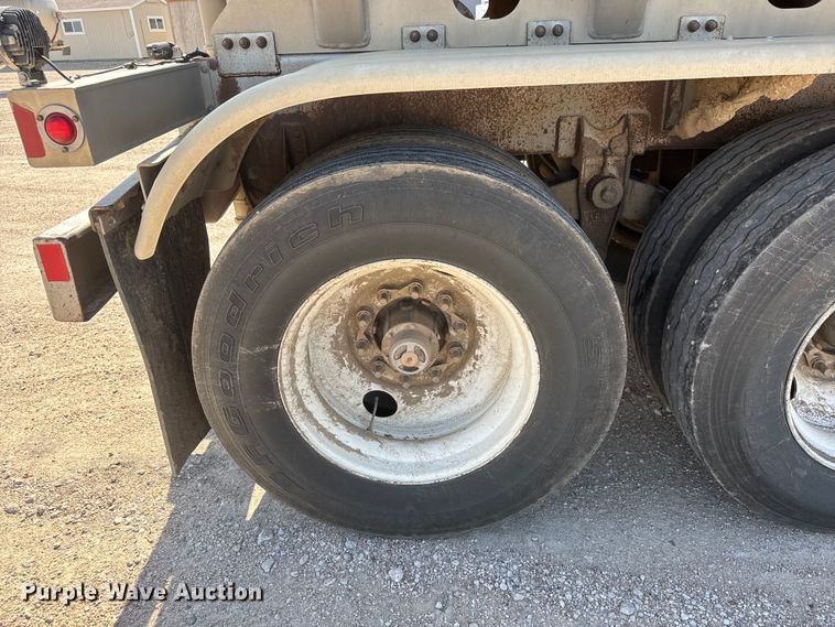 image for item NJ9177 2006 Heil tank trailer