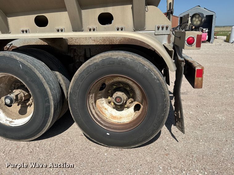 image for item NJ9177 2006 Heil tank trailer