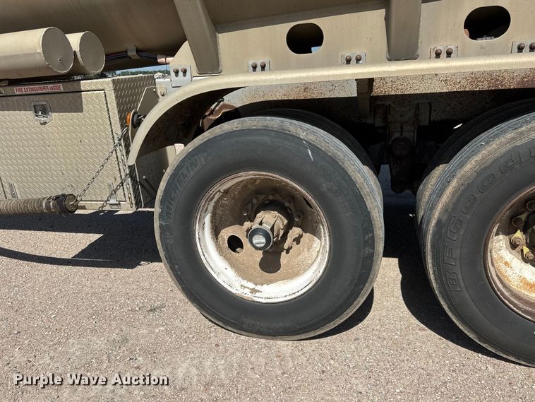 image for item NJ9177 2006 Heil tank trailer
