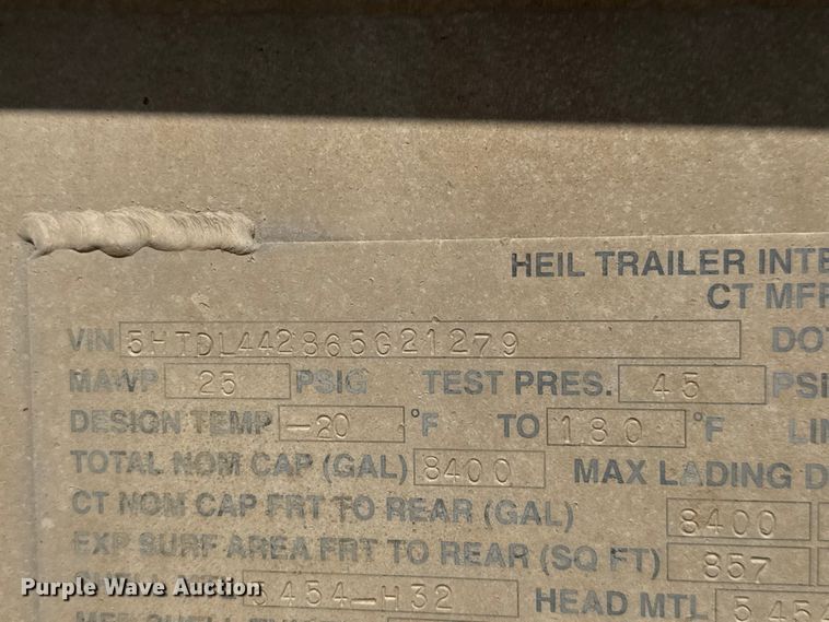 image for item NJ9177 2006 Heil tank trailer