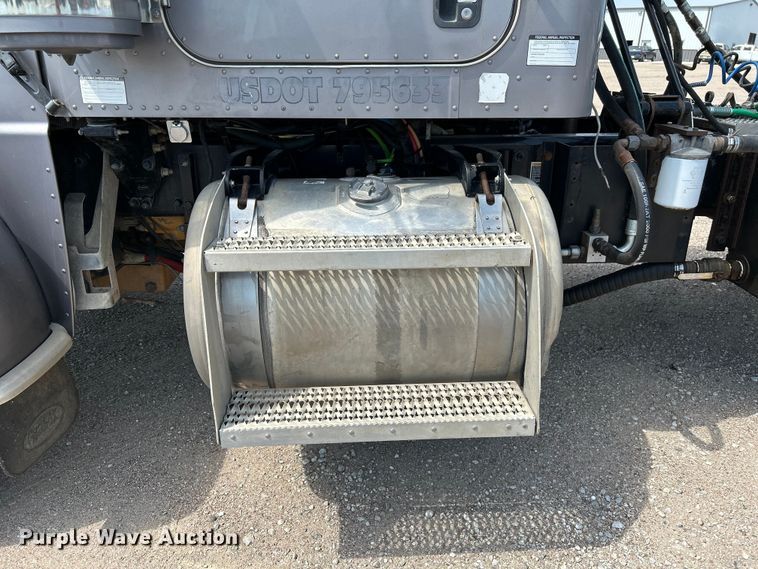 image for item NM9804 2008 Peterbilt 388 semi truck