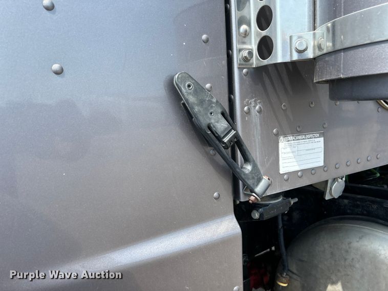 image for item NM9804 2008 Peterbilt 388 semi truck