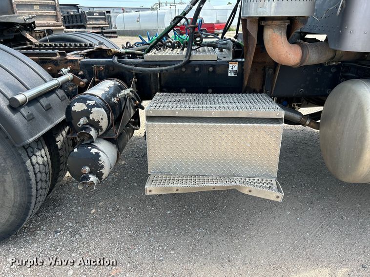 image for item NM9804 2008 Peterbilt 388 semi truck