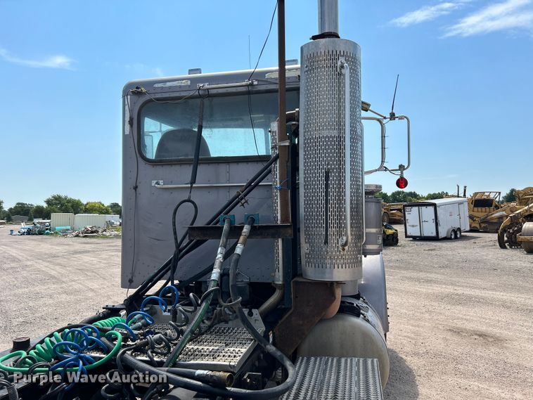image for item NM9804 2008 Peterbilt 388 semi truck