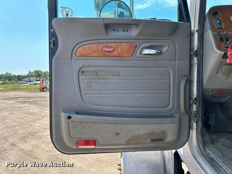 image for item NM9804 2008 Peterbilt 388 semi truck