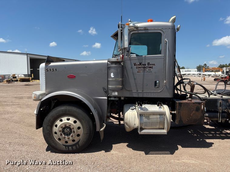 image for item NM9813 2011 Peterbilt 388 Truck tractor