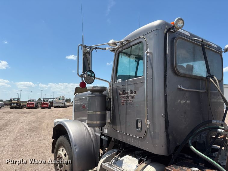 image for item NM9813 2011 Peterbilt 388 Truck tractor