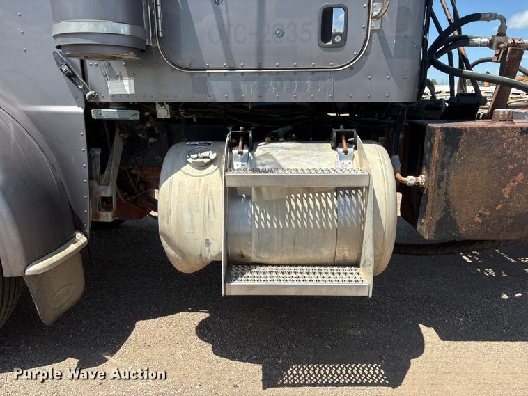 image for item NM9813 2011 Peterbilt 388 Truck tractor