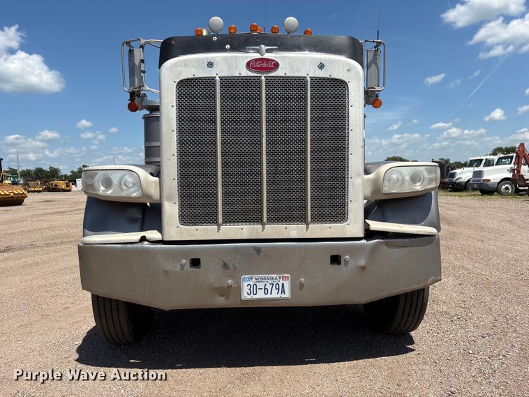image for item NM9813 2011 Peterbilt 388 Truck tractor