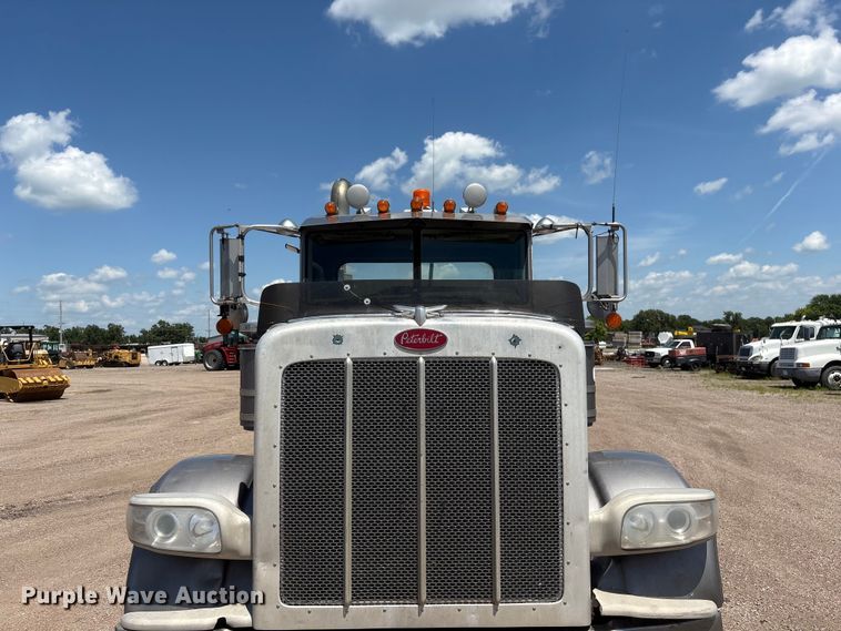 image for item NM9813 2011 Peterbilt 388 Truck tractor