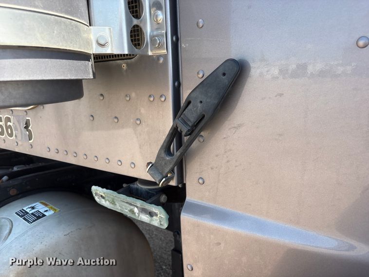 image for item NM9813 2011 Peterbilt 388 Truck tractor