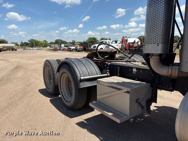 image for item NM9813 2011 Peterbilt 388 Truck tractor