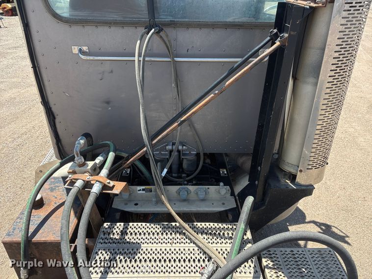 image for item NM9813 2011 Peterbilt 388 Truck tractor
