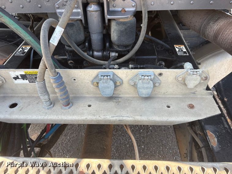image for item NM9813 2011 Peterbilt 388 Truck tractor