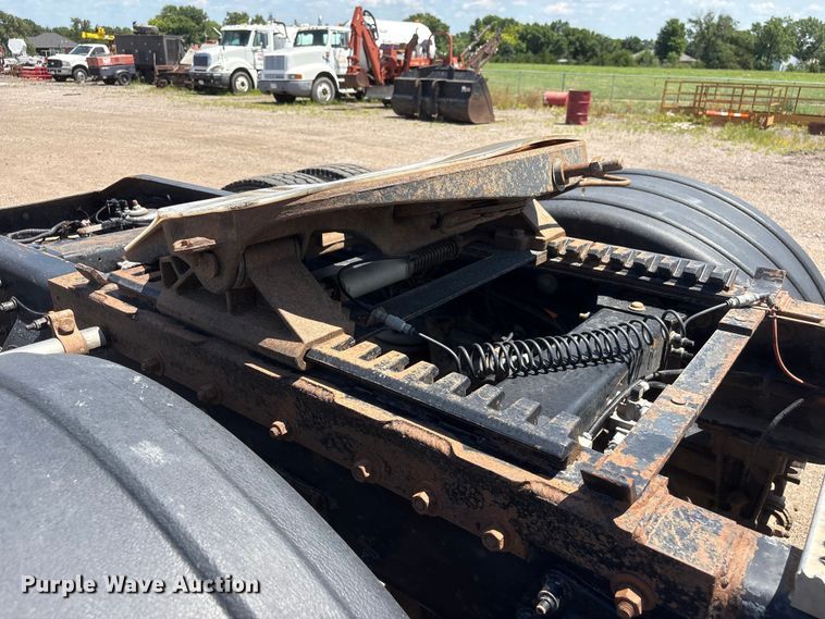 image for item NM9813 2011 Peterbilt 388 Truck tractor