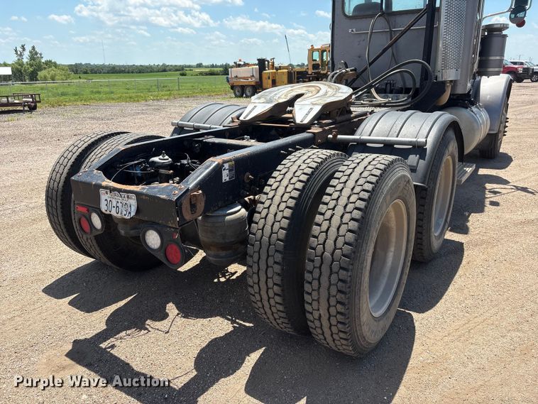 image for item NM9813 2011 Peterbilt 388 Truck tractor