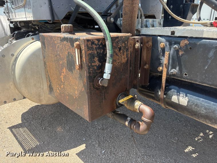 image for item NM9813 2011 Peterbilt 388 Truck tractor