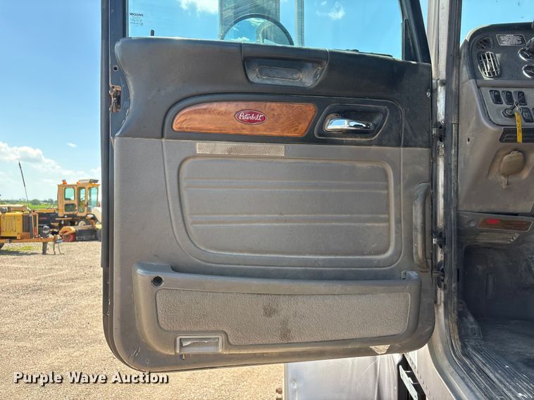 image for item NM9813 2011 Peterbilt 388 Truck tractor